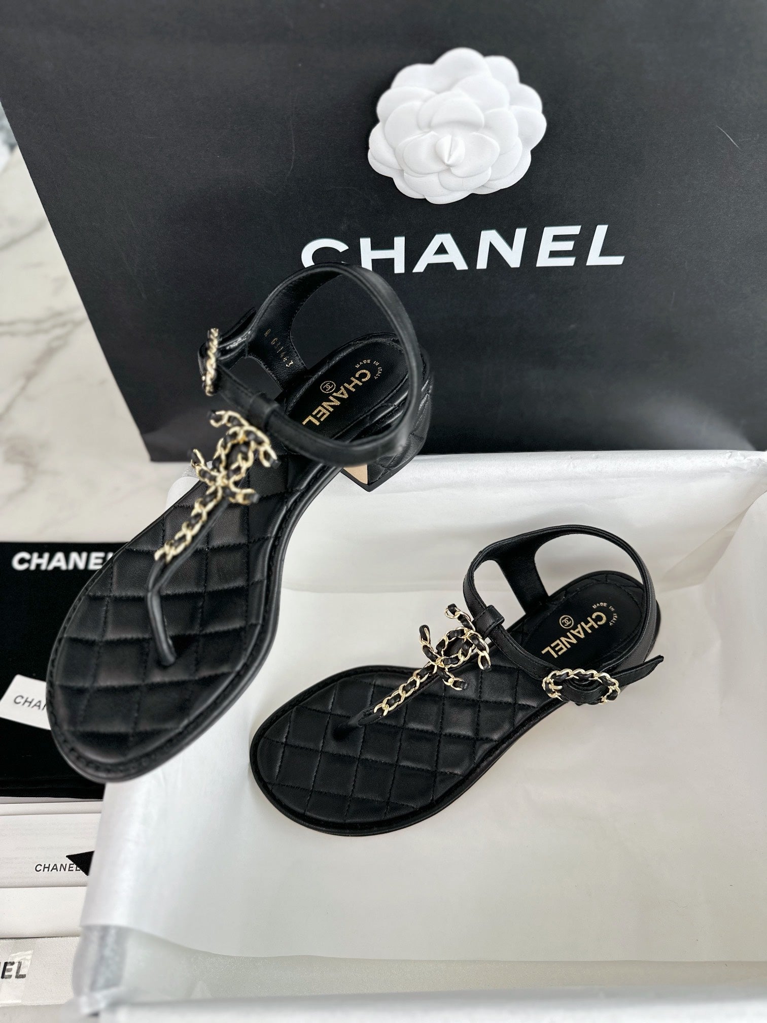 𝟐𝟒𝐂 Black flip-flop thick heel sandals