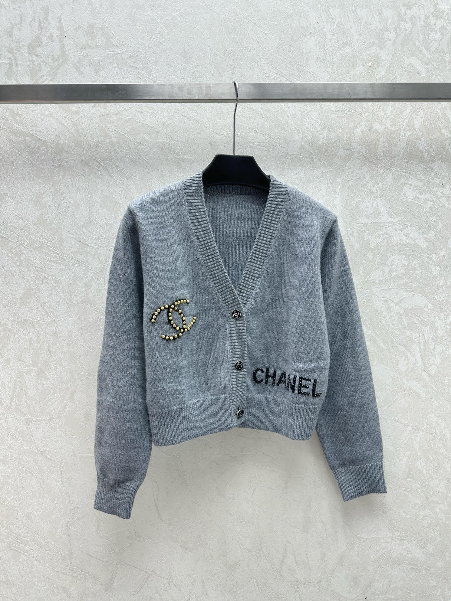 Simple contrasting letter logo jacquard beaded knitted v-neck long-sleeved cardigan