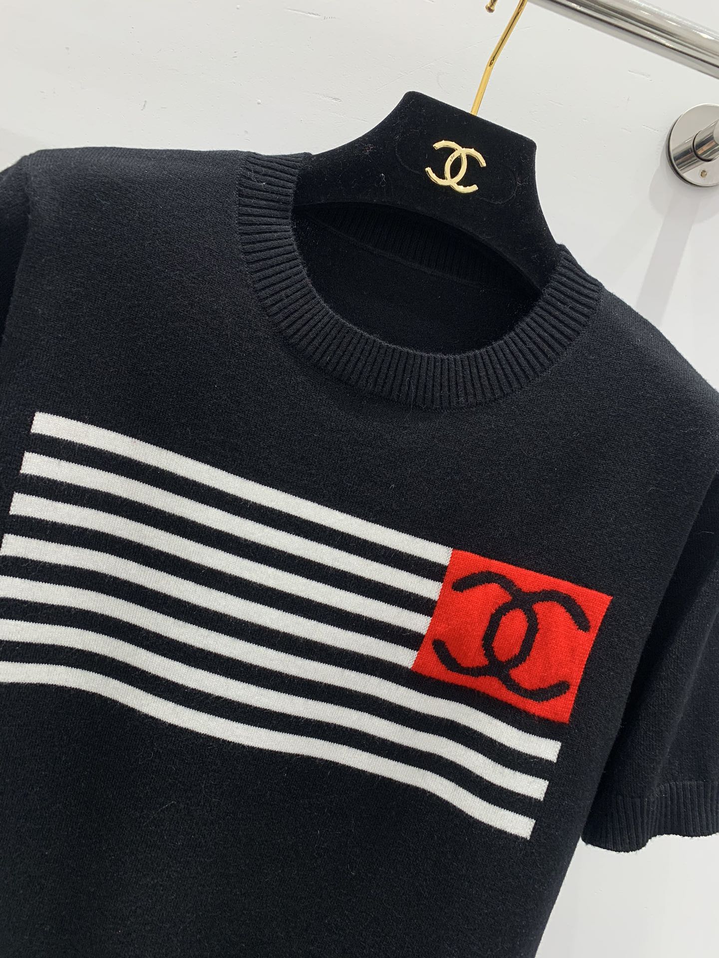 Contrast color striped stitching pair Knitted T-shirt