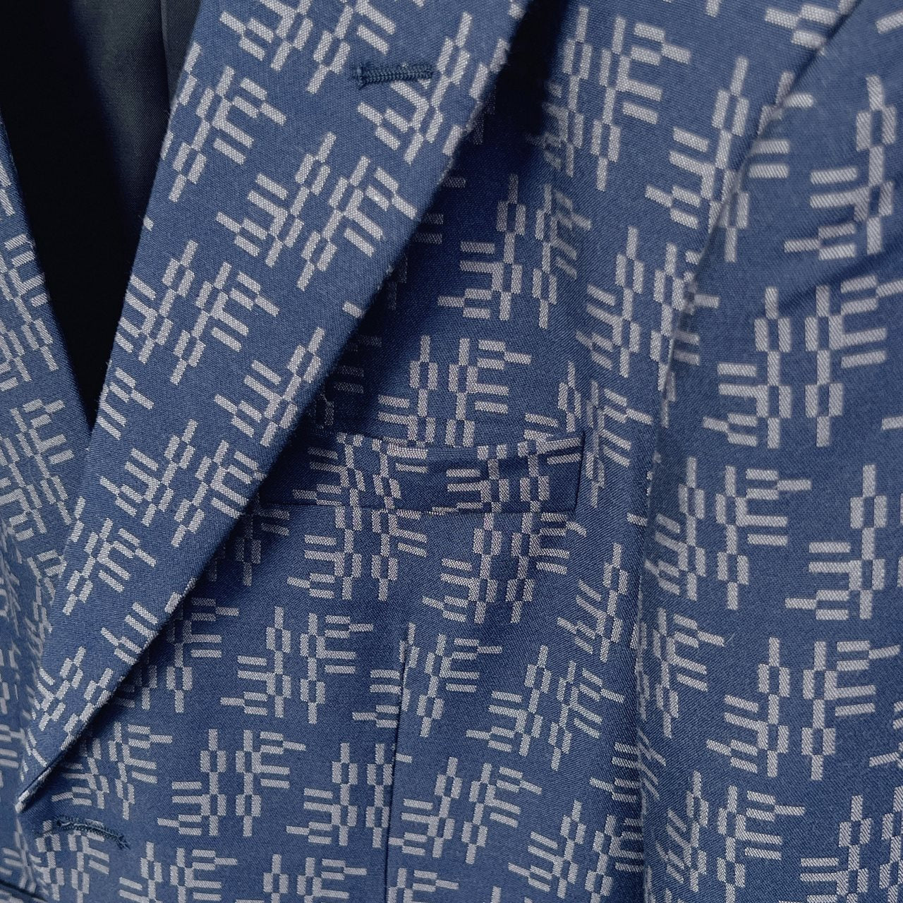 Labyrinth jacquard suit