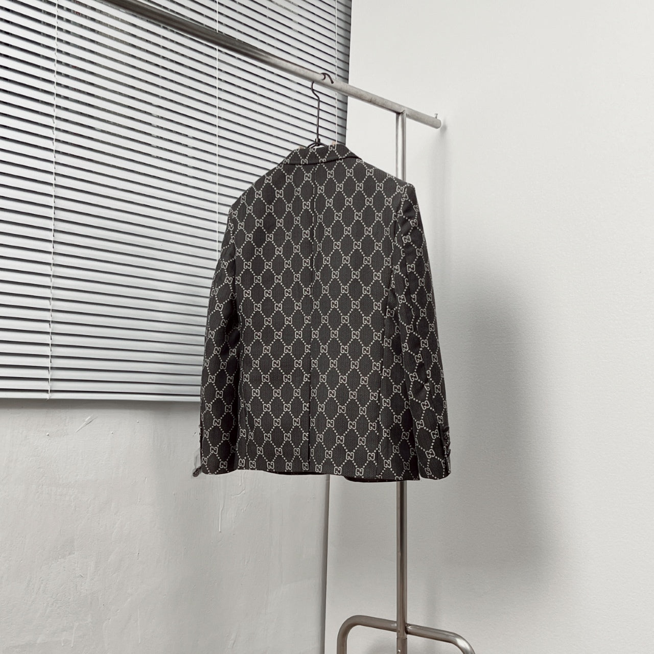 letter rhombus logo jacquard suit