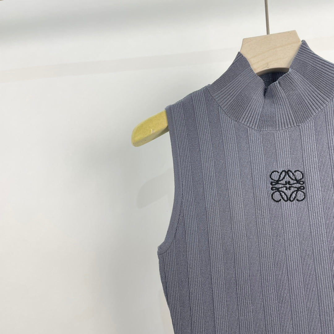 Half turtleneck tank top with embroidered logo on the chest