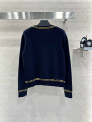 New knitted long-sleeved shirt