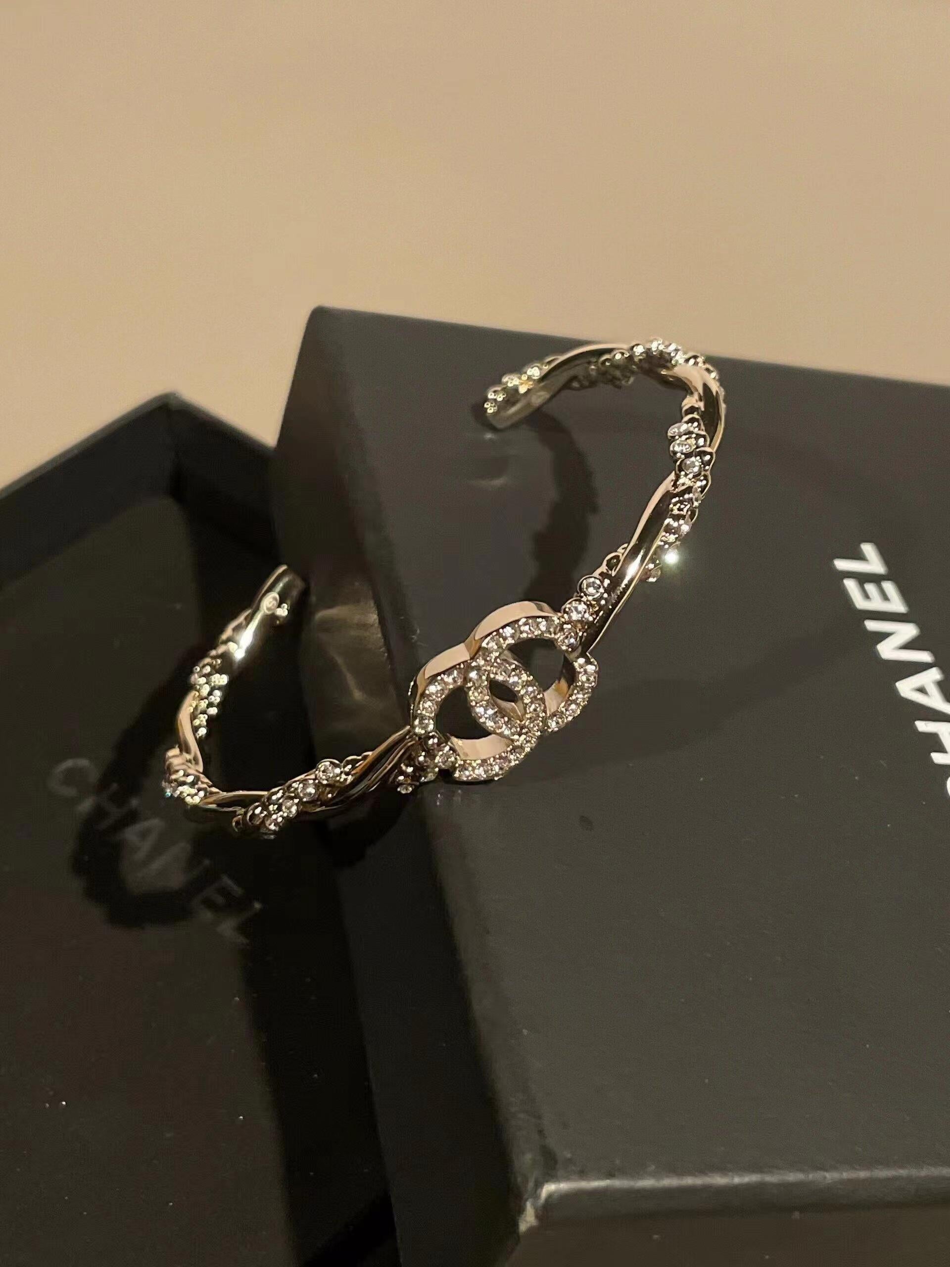 new semi-closed thin diamond bracelet