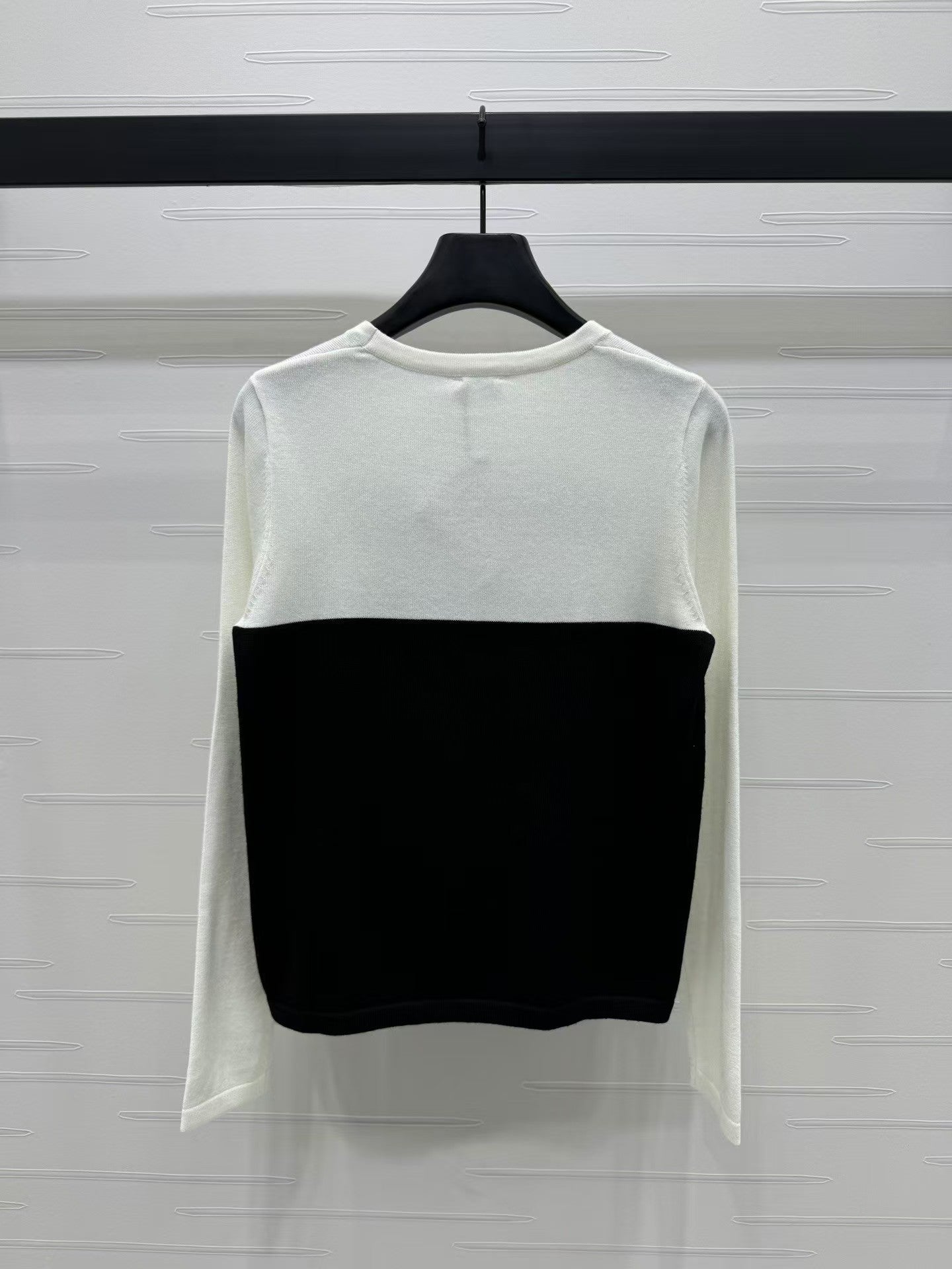 New knitted long sleeve top