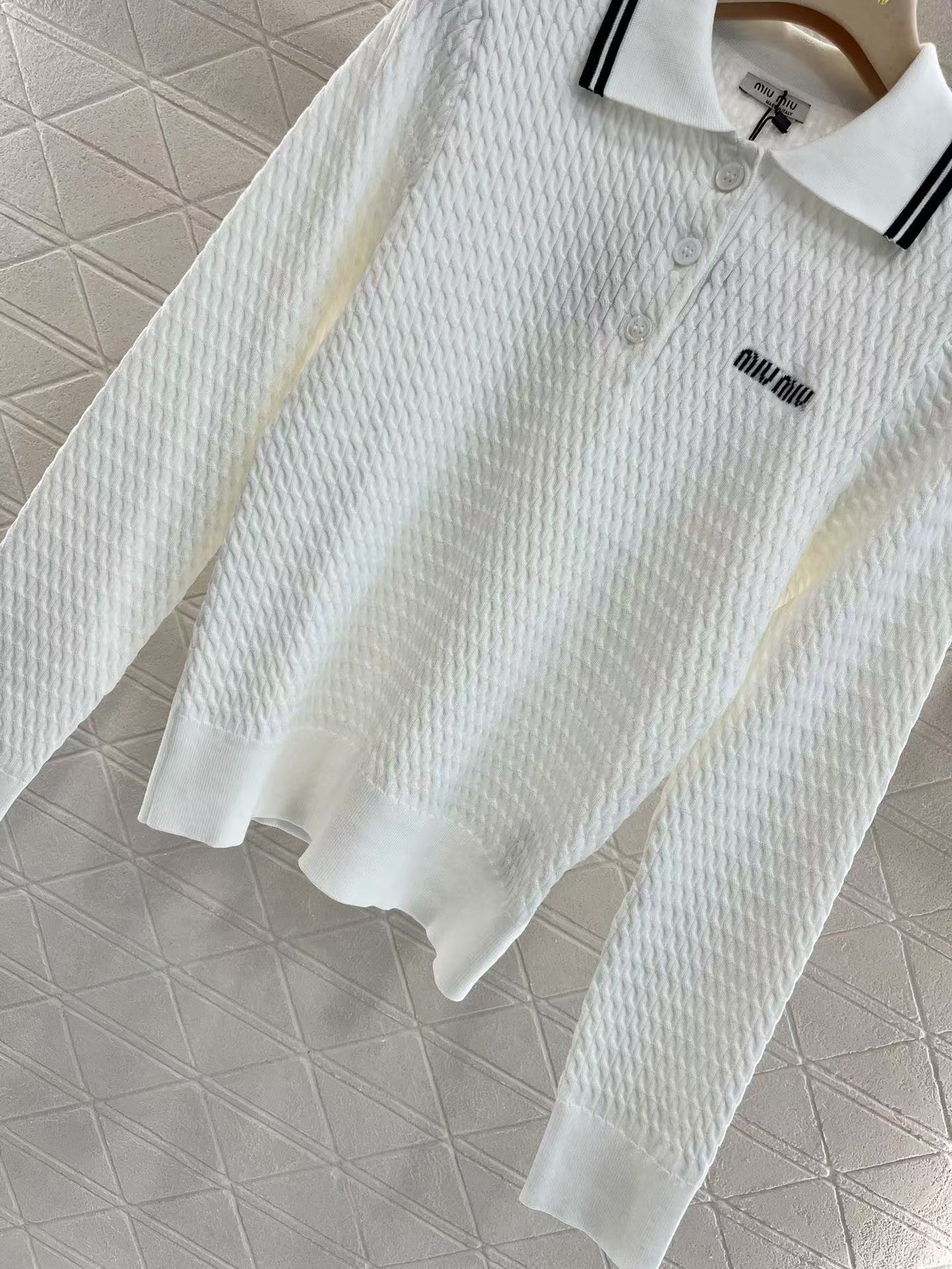 New knitted long sleeve top