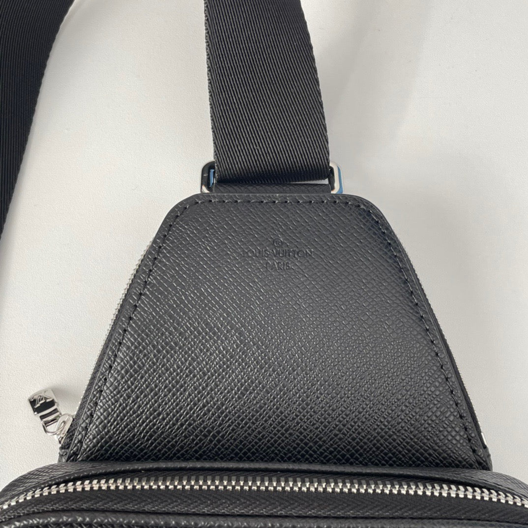 Adjustable shoulder strap and hook bag