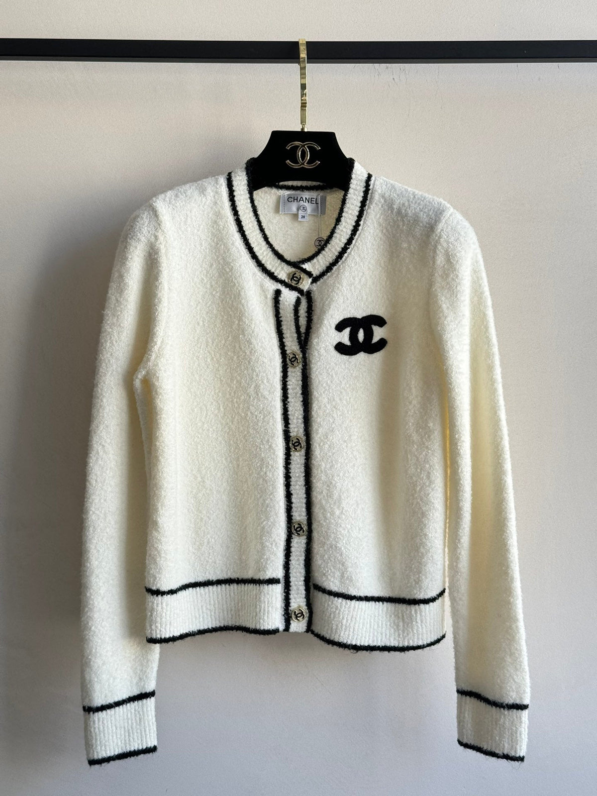 Knitted round neck long sleeve cardigan jacket with double c letter logo on the clashing edges