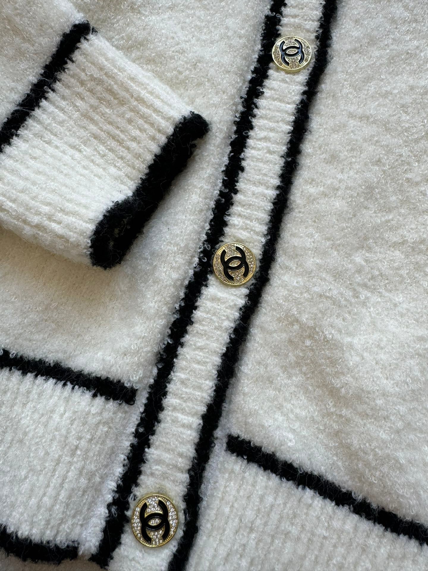 Knitted round neck long sleeve cardigan jacket with double c letter logo on the clashing edges