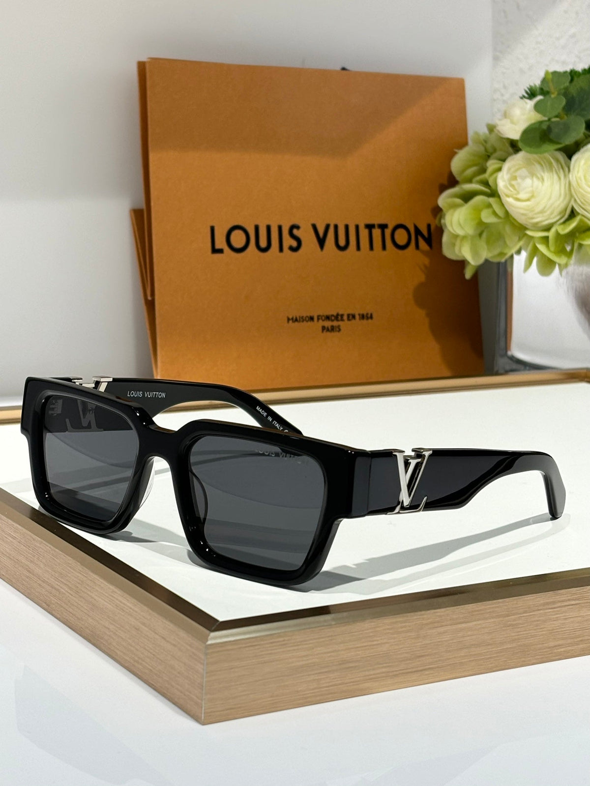 side letter logo sunglasses