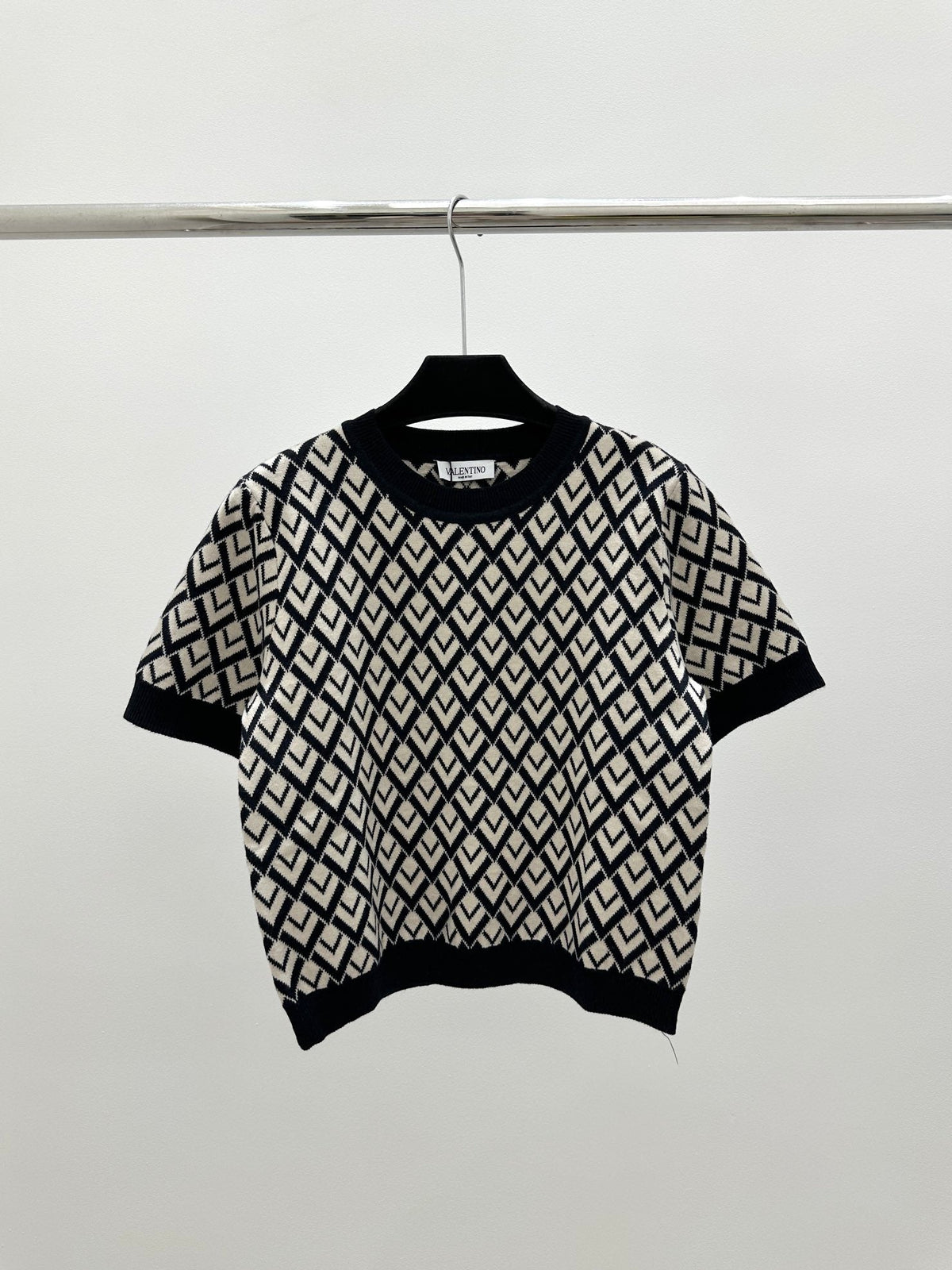 Contrast triangle pattern jacquard knit crew neck short sleeves