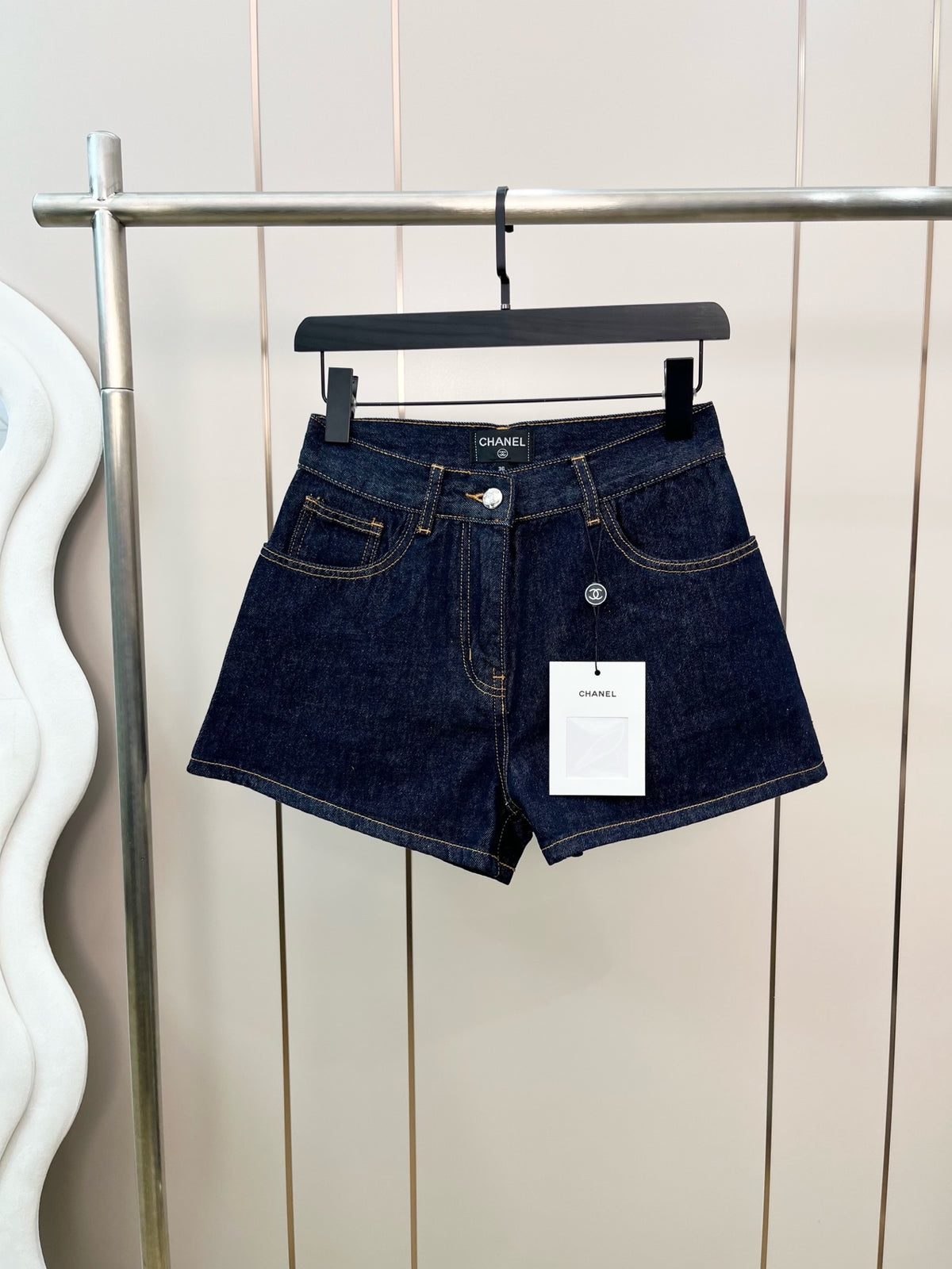 Simple embroidered denim shorts with back pockets