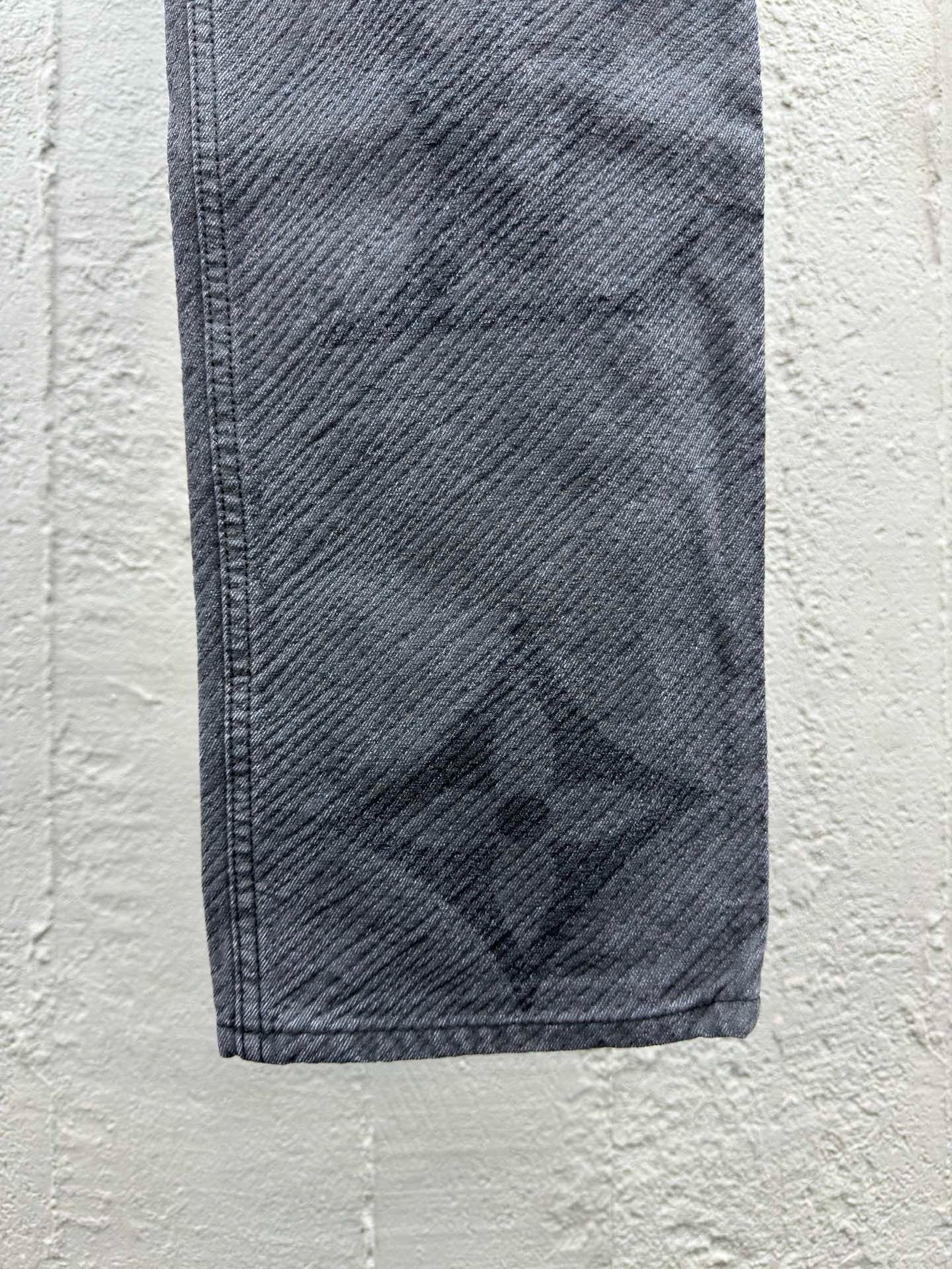 Dark pattern presbyopic logo twill jeans