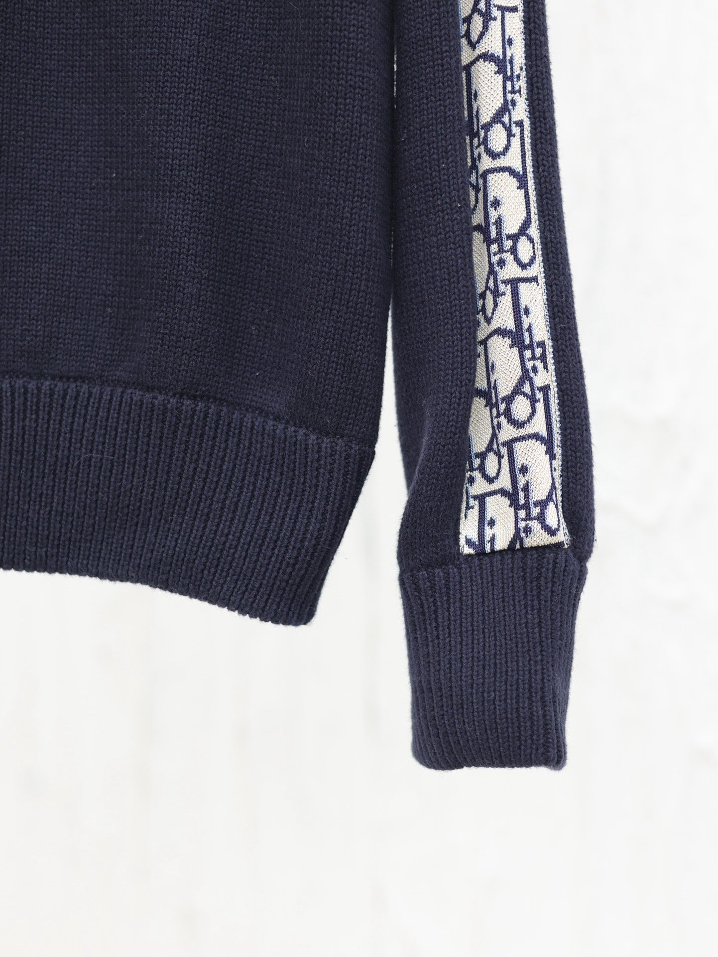 Arm jacquard web crew neck sweater