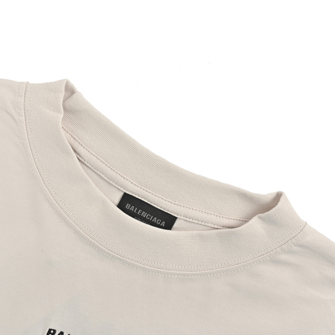 Short sleeves with embroidered letters on the front and back